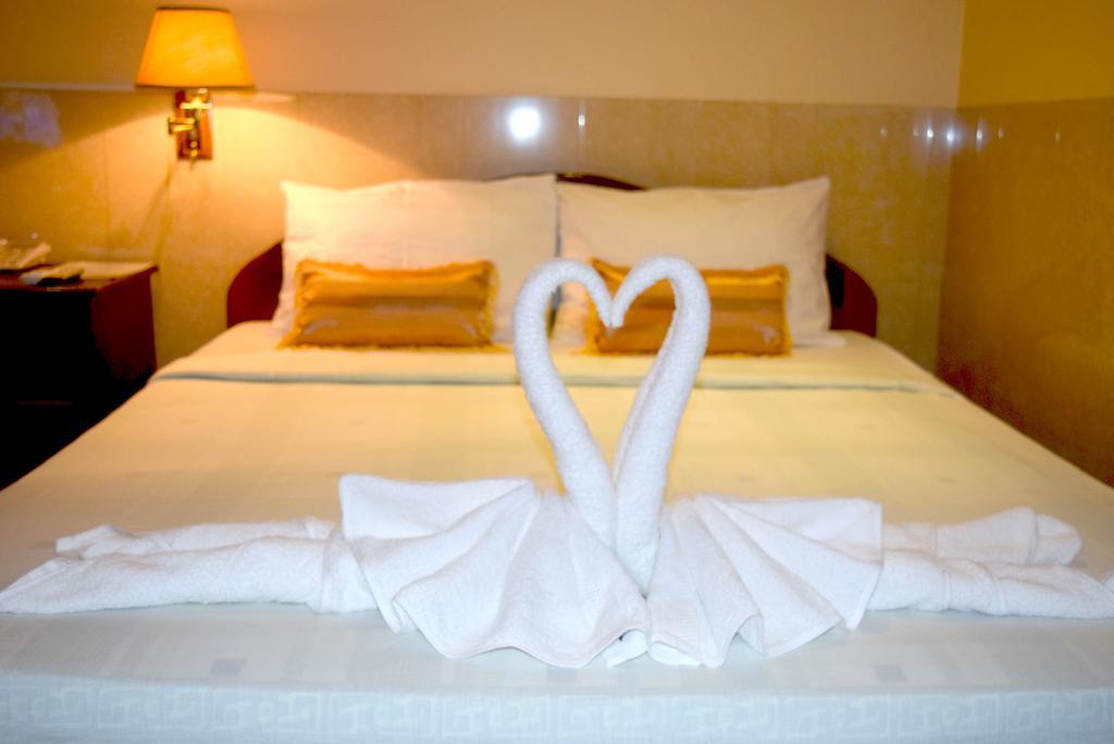 Reaksmey Battambang Hotel Buitenkant foto